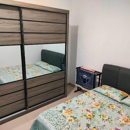 Aiman'S Rose Homestay Teluk Panglima Garang Exterior foto